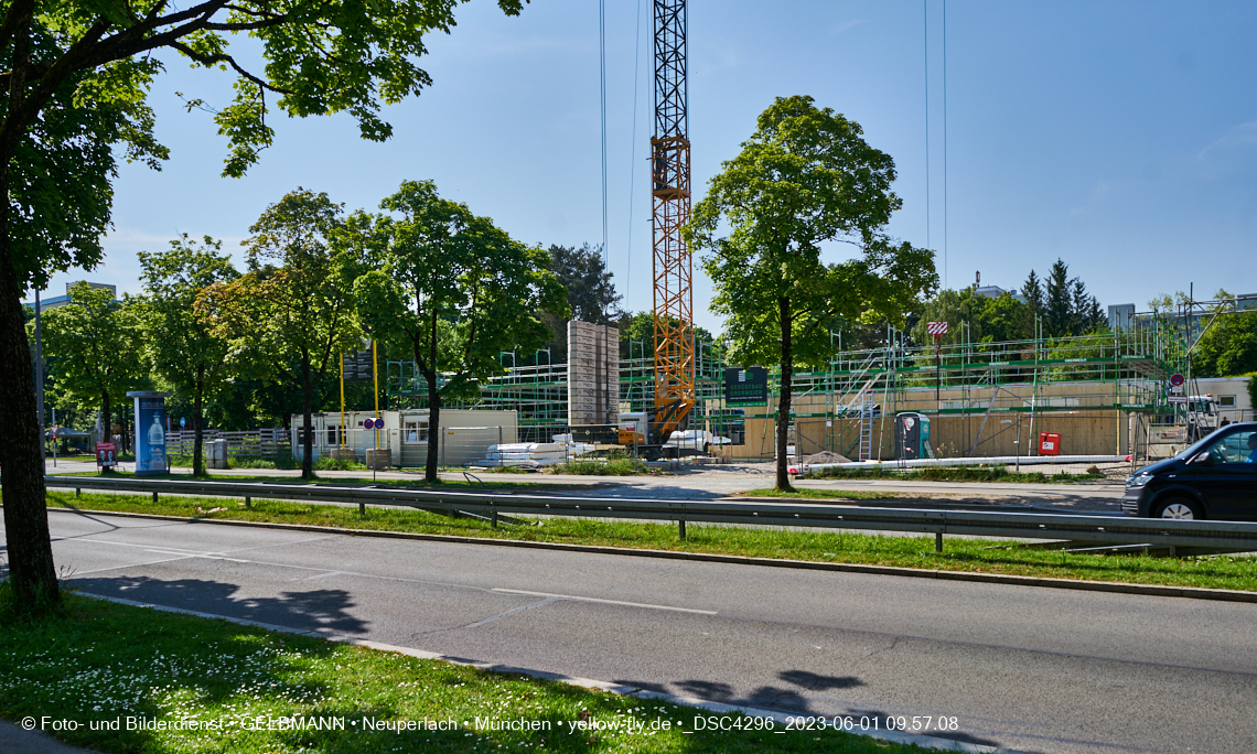 01.06.2023 - Neue Holzwände für das Haus für Kinder in Neuperlach in München